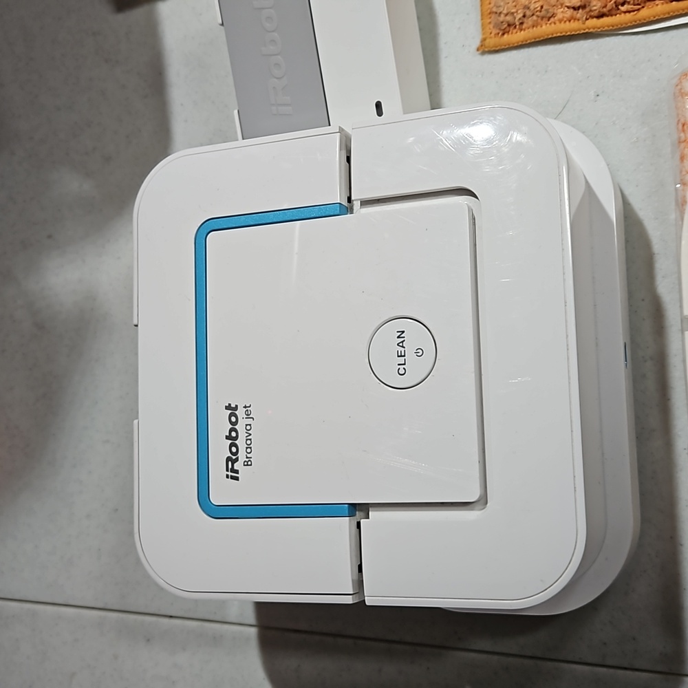 iRobot 240 Braava Robot Mop 240, WHITE